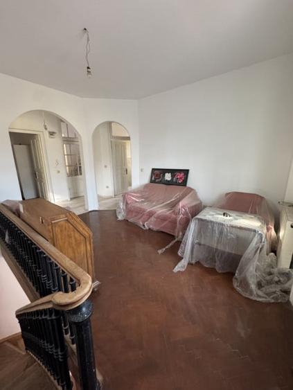 Casă individuală cu 11 camere cu Canalizare în Ultracentral