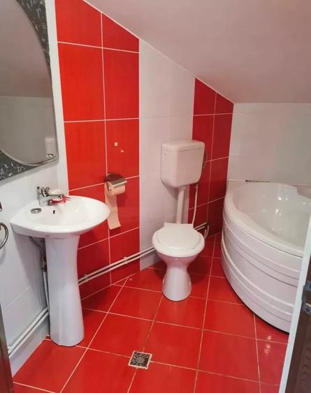 Apartament cu 3 camere semidecomandat, mobilat în Florești