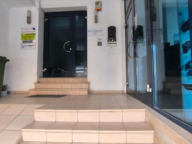 CENTRU ATELIERELOR -Spatiu comercial cu suprafata vitrata mare - 3