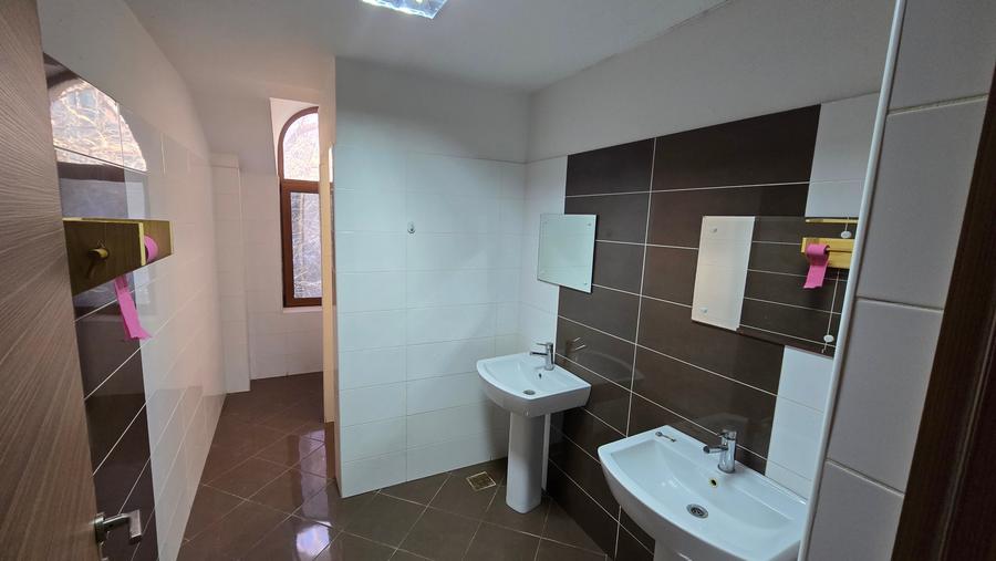 Casă cu 11 camere cu Canalizare în Ultracentral