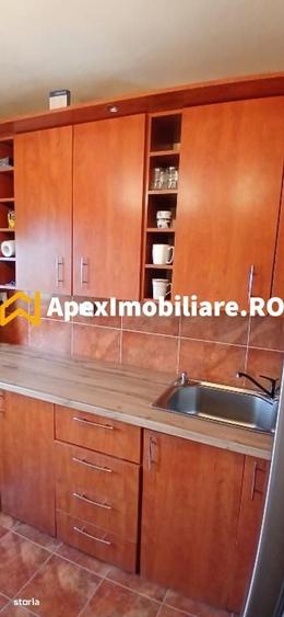 Apartament cu 3 camere semidecomandat în Victoriei