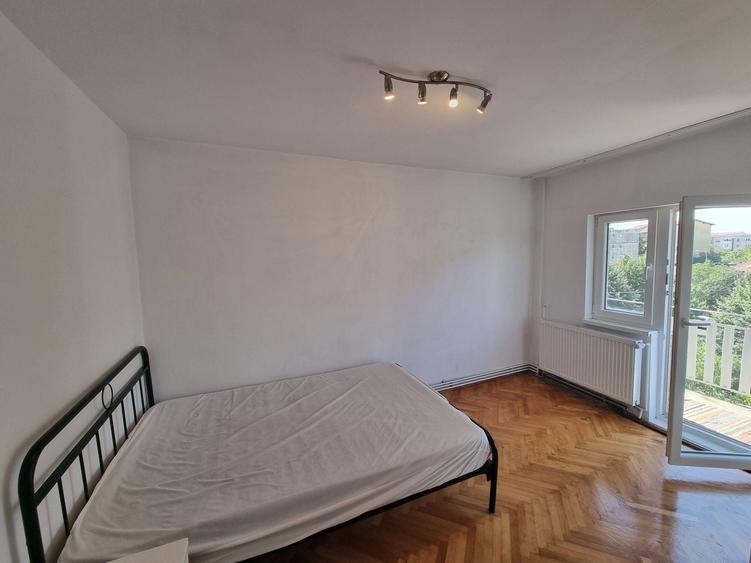 Apartament cu 3 camere semidecomandat, mobilat în Girocului