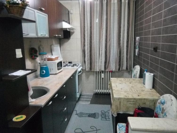 Apartament cu 3 camere semidecomandat în Teiul Doamnei