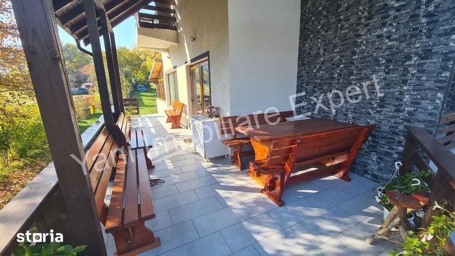 Casă cu 7 camere cu Teren 1500 Mp în Arefu