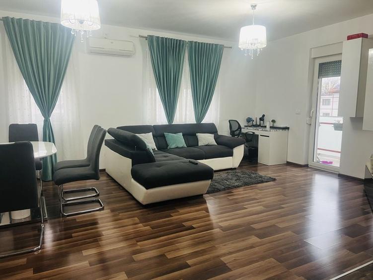 Apartament cu 3 camere decomandat în Lipovei