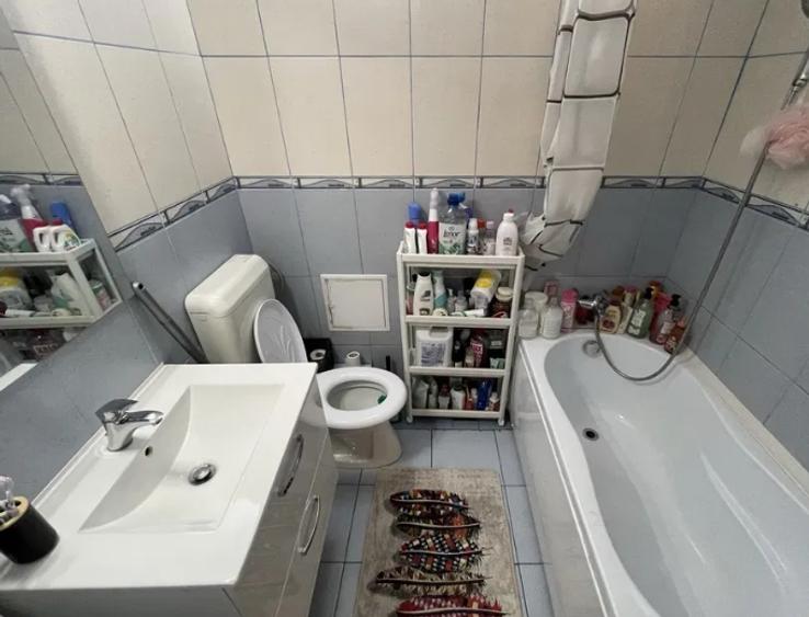Apartament cu 3 camere decomandat în Titan