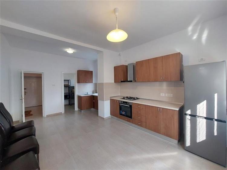 Apartament cu 5 camere semidecomandat, mobilat în Central