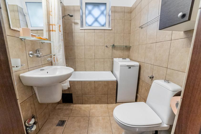 Apartament cu 3 camere semidecomandat în Baba Novac