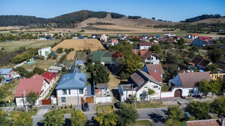 Casă individuală cu 6 camere cu Teren 3115 Mp în Sânpetru