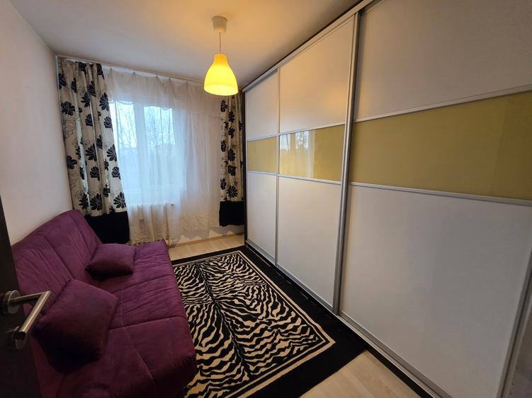 Apartament cu 3 camere semidecomandat, mobilat în Titan