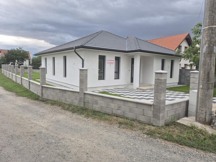 Casă cu 4 camere în Sânleani