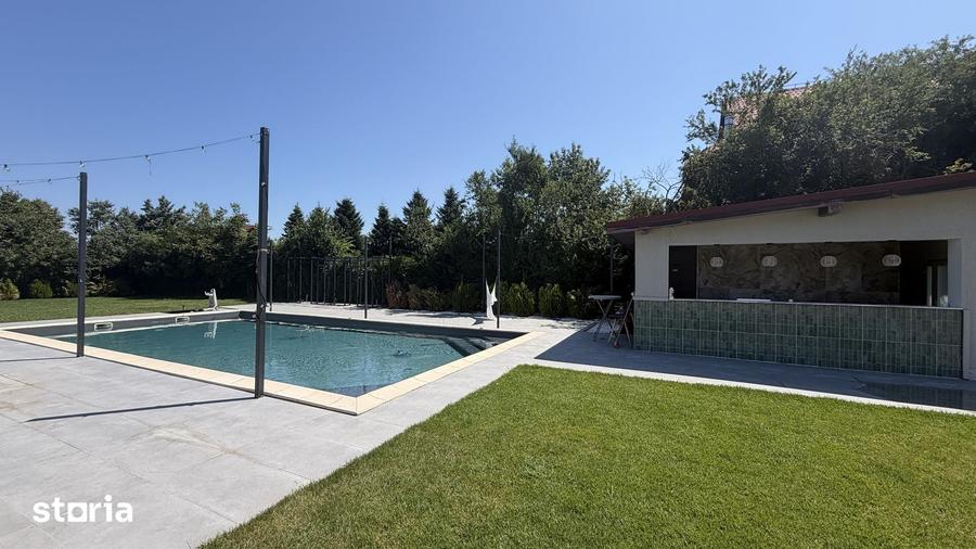 Casă cu 10 camere cu Teren 1300 Mp în Central