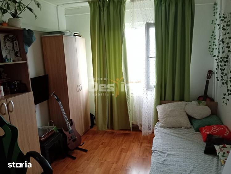 Apartament cu 3 camere, mobilat în Rovine
