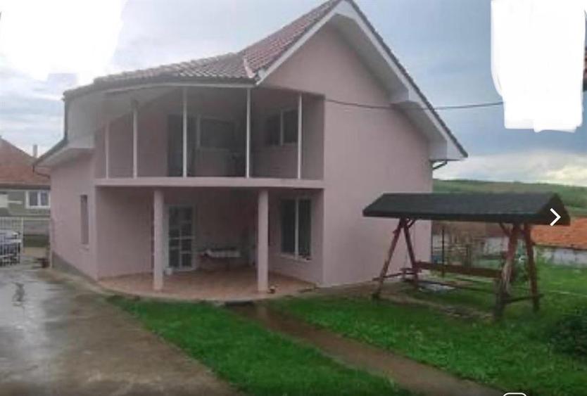 Casă cu 4 camere cu Teren 1465 Mp în Țețchea