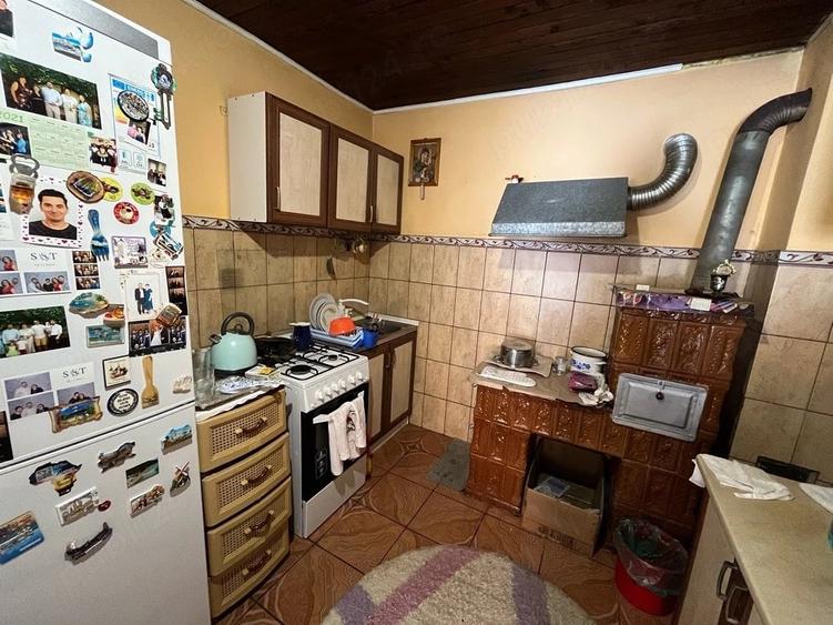 Casa cu doua locuin?e ?i teren de 1.439 mp - 2