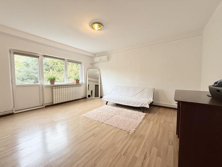 Apartament cu 2 camere semidecomandat, mobilat în Faleza Nord