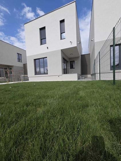 Casă cu 4 camere cu Teren 250 Mp în Covaci