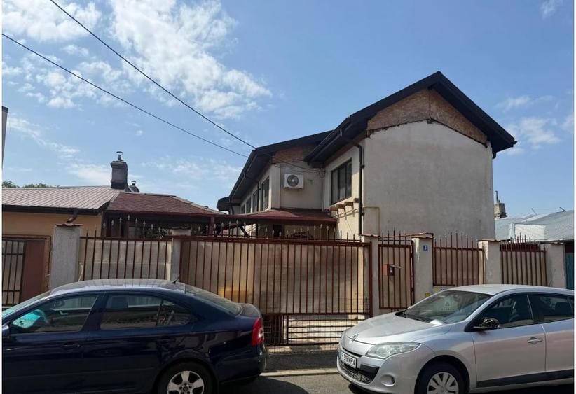 Casă individuală cu 5 camere cu Canalizare în Rahova