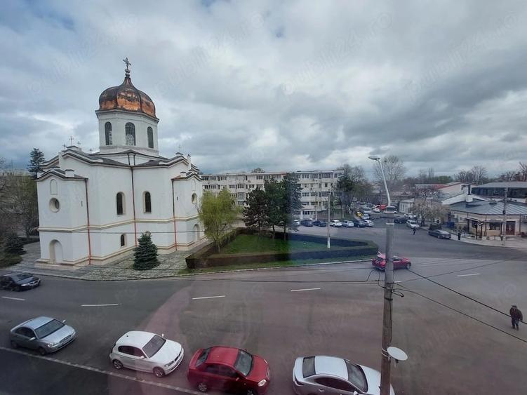 Apartament cu 3 camere semidecomandat în Independenței