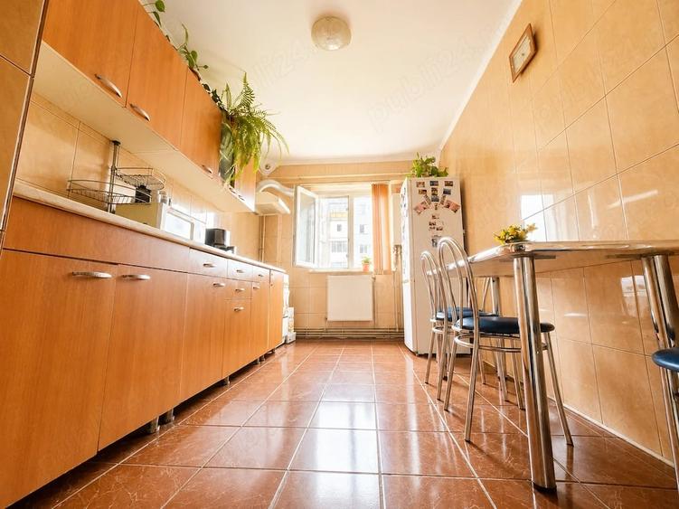 Apartament cu 3 camere decomandat în Viziru 3
