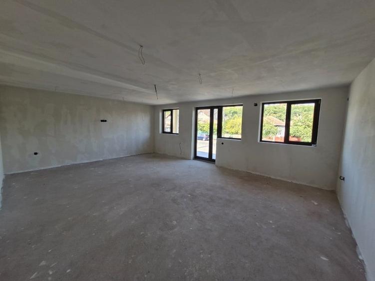 Casă cu 7 camere cu Teren 1700 Mp în Central