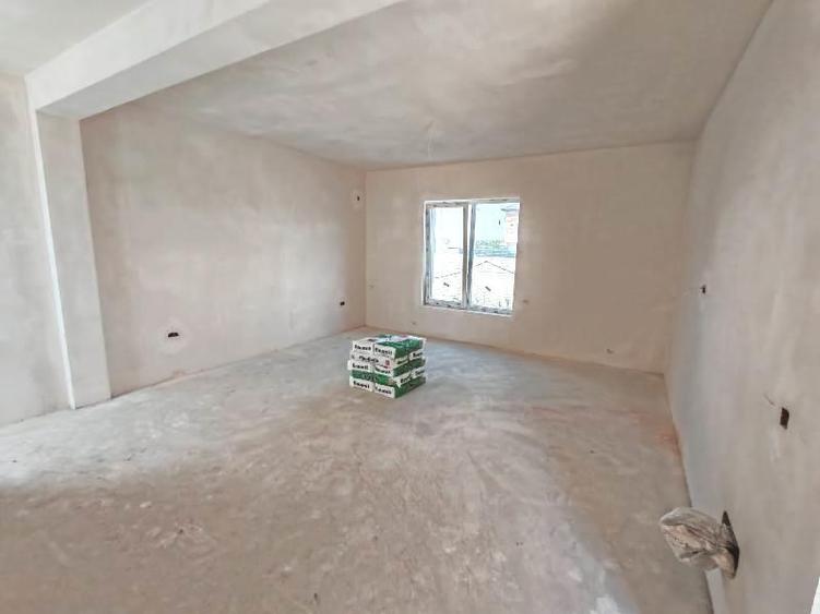 Casă cu 4 camere cu Teren 200 Mp în Prelungirea Ghencea
