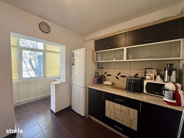 Apartament cu 3 camere decomandat, mobilat în Soarelui