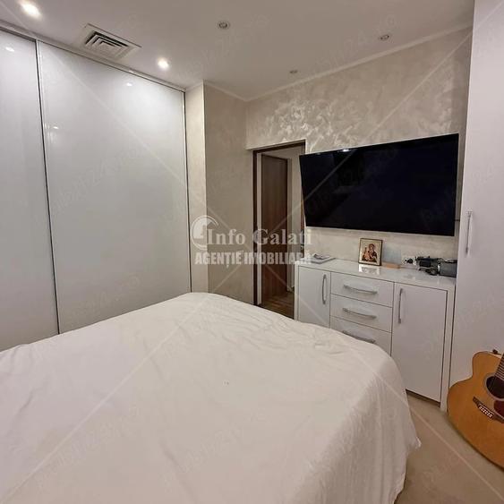 Apartament cu 6 camere decomandat în Faleză