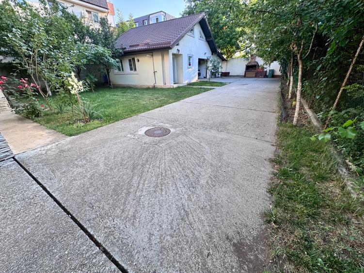 Casă individuală cu 6 camere cu Piscina în Metalurgiei
