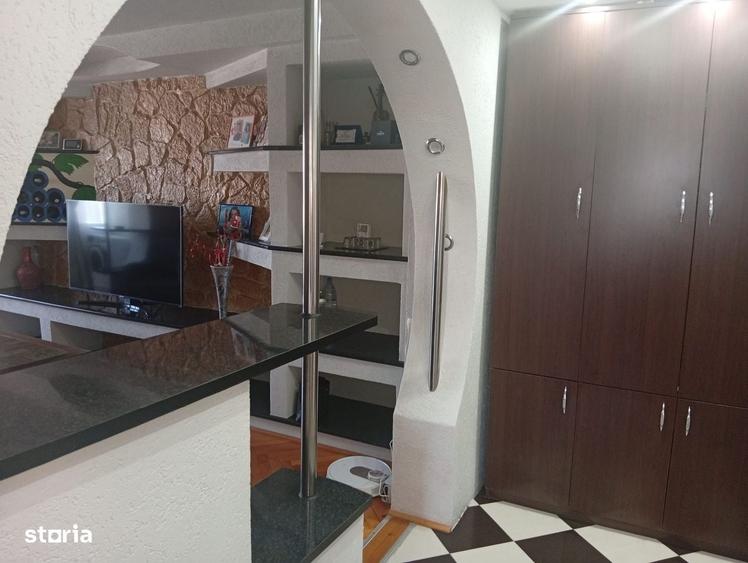 Apartament cu 3 camere semidecomandat în Grădiște
