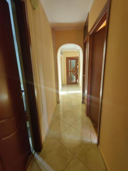 Apartament cu 3 camere decomandat, mobilat în Micro 4