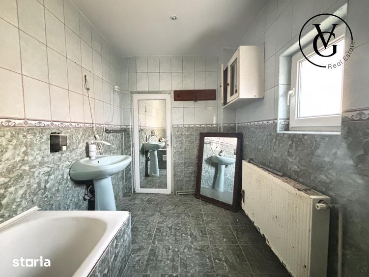 Casă cu 6 camere semidecomandat cu Teren 327 Mp în Central