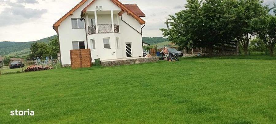 Casă cu 4 camere cu Teren 230 Mp în Livezile