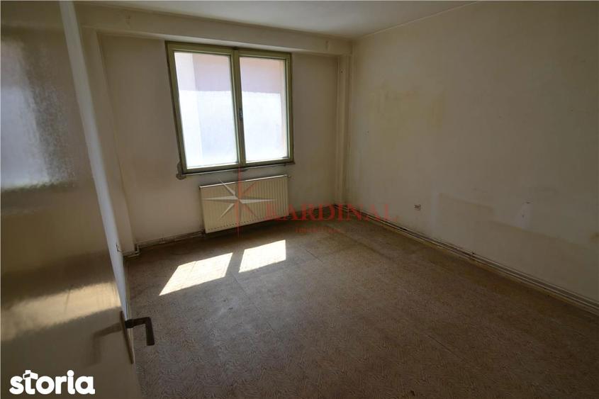 Apartament cu 3 camere decomandat în Astra
