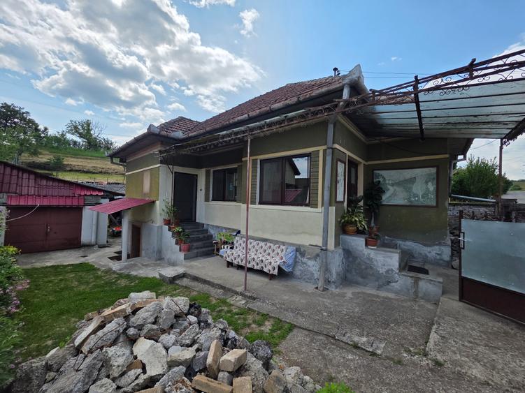Casă cu 4 camere cu Canalizare în Peștișu Mare