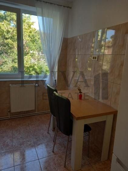 Apartament cu 3 camere semidecomandat, mobilat în Central