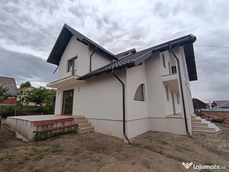 Casă cu 6 camere cu Teren 1000 Mp în Șcheia