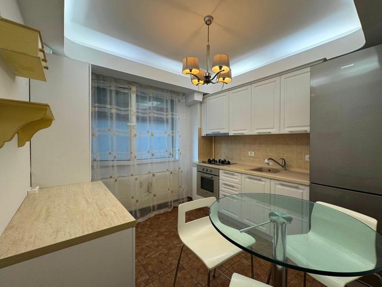 Apartament cu 3 camere semidecomandat în Aviatorilor