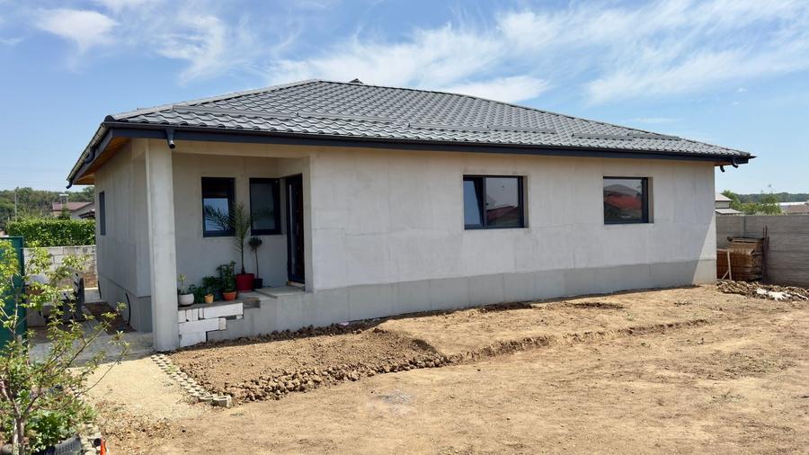 Casă individuală cu 3 camere cu Canalizare în Bâcu