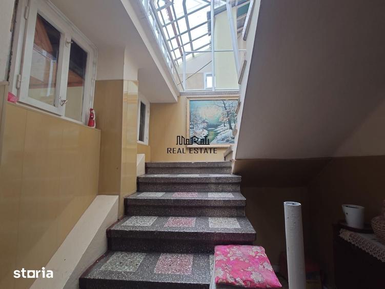 Casă cu 9 camere cu Teren 2339 Mp în Central