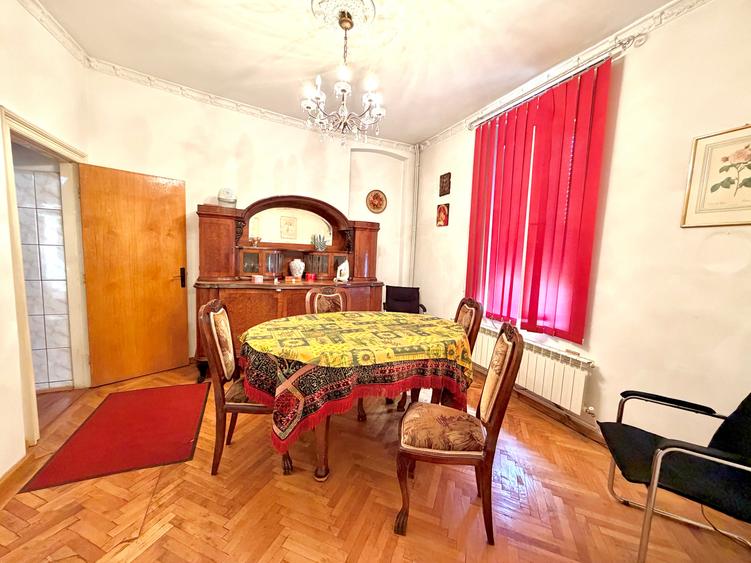 Casă cu 9 camere cu Garaj în P-ța Unirii