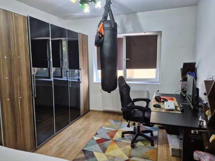 Apartament cu 3 camere semidecomandat, mobilat în Florești