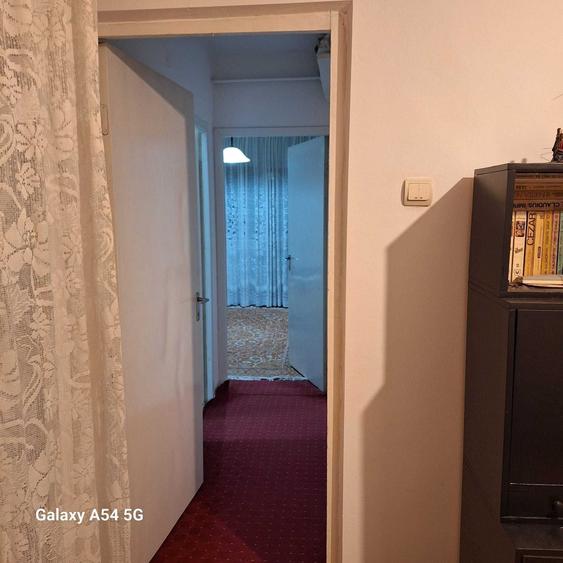 Apartament cu 3 camere semidecomandat în Aluniș