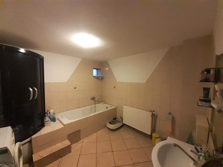 Casă cu 3 camere cu Teren 400 Mp în Podul de Piatră