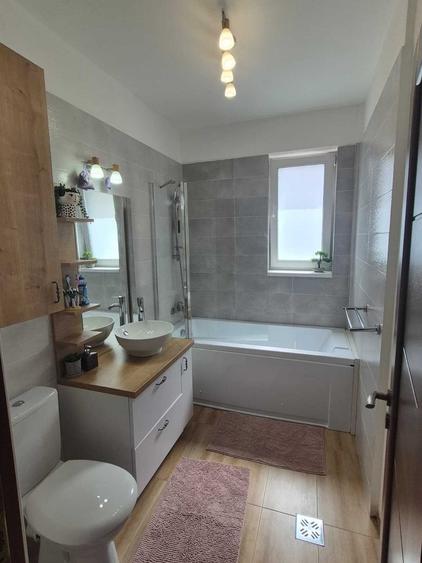 Apartament cu 3 camere decomandat în Florești
