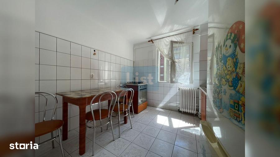 Apartament cu 3 camere semidecomandat în Micro III