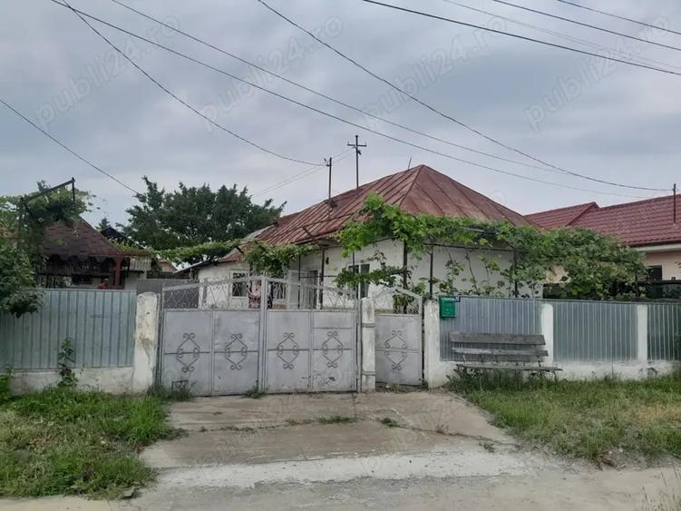 Casă cu 4 camere în Roman