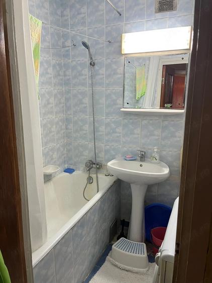 Apartament cu 3 camere semidecomandat în Brâncoveanu