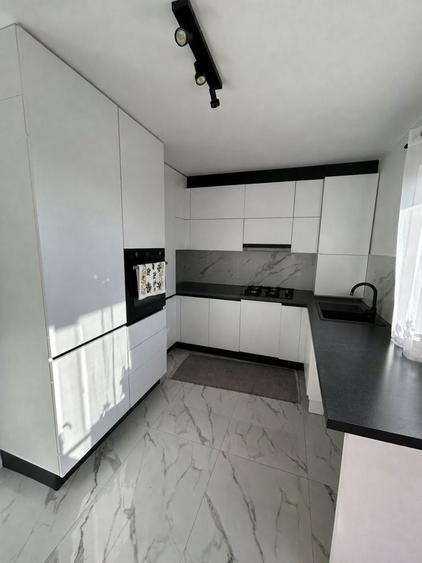 Apartament cu 4 camere decomandat în Petrești