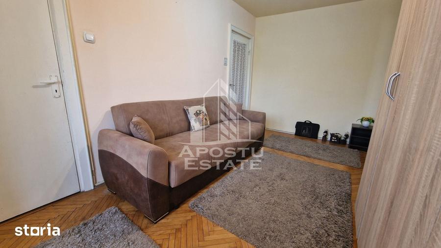Apartament de vanzare cu 3 camere, centrala proprie, zona Dacia - 1